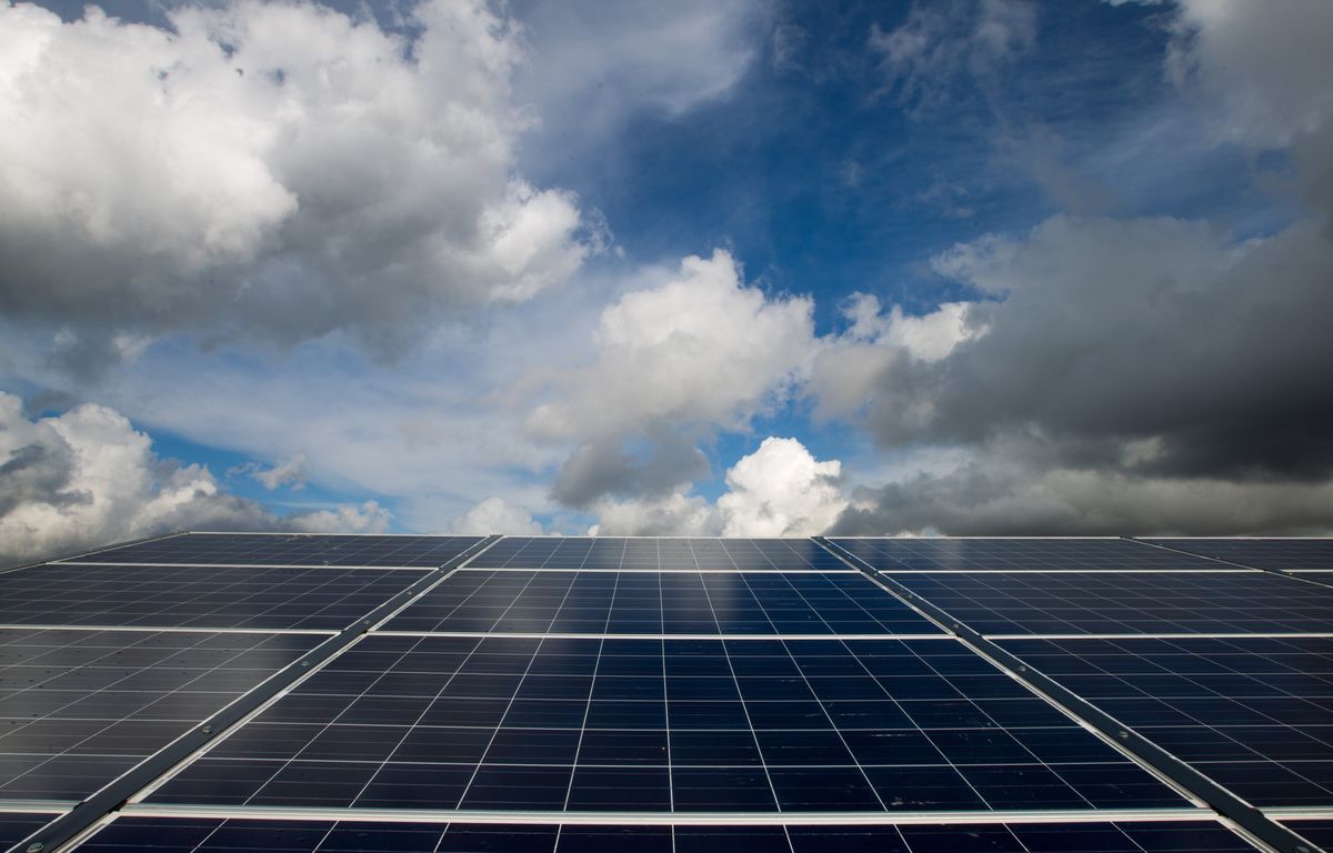 Alsace : Un panneau solaire s’encastre dans son pare-brise,  l’automobiliste légèrement blessée