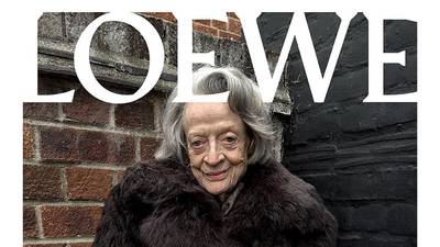 À 88 ans, l’actrice Maggie Smith devient égérie pour la marque de mode la plus tendance du moment