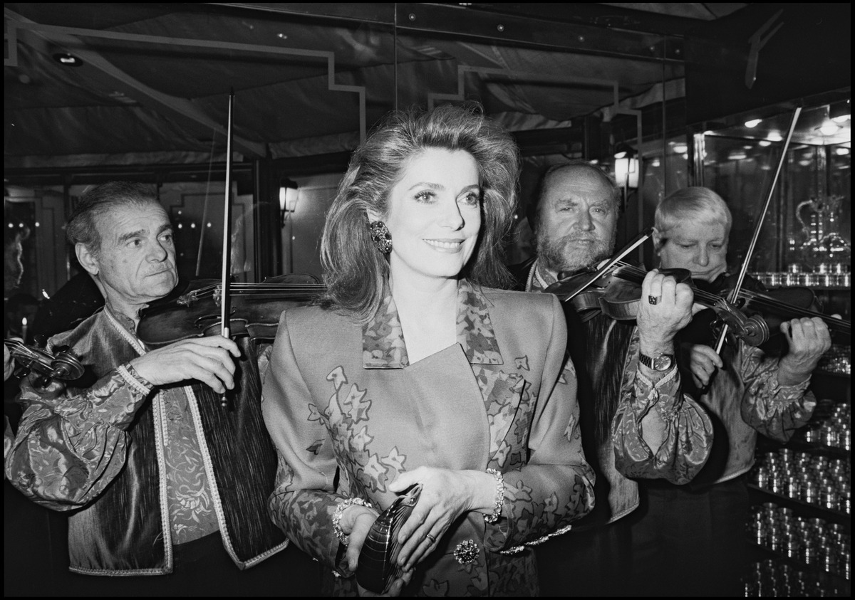 Catherine Deneuve a 80 ans : son impressionnante évolution physique en images