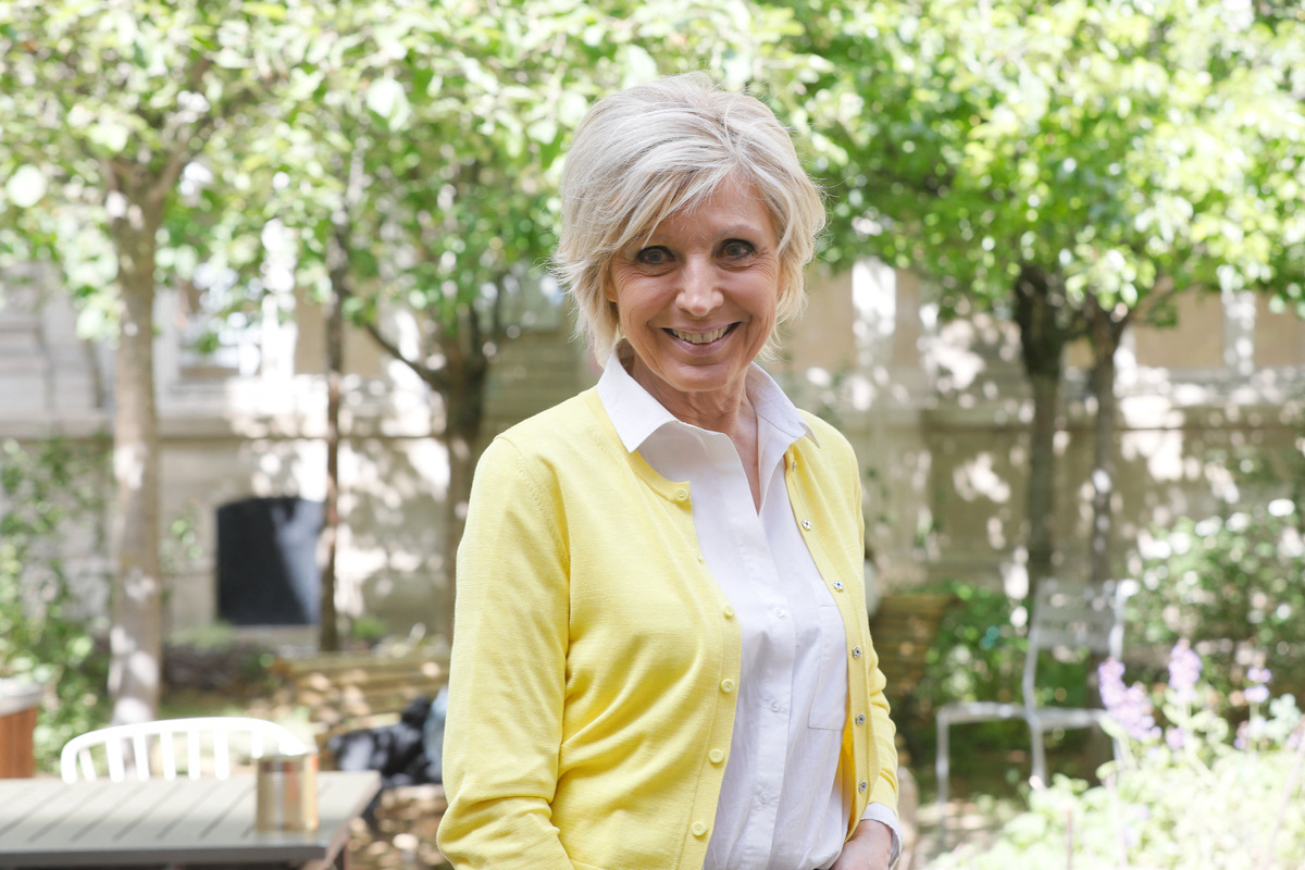Evelyne Dhéliat face au cancer : pourquoi elle a décidé de retirer sa perruque