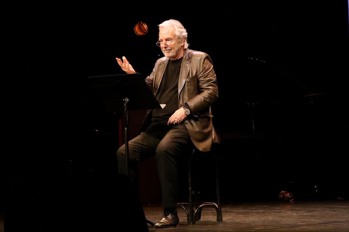 Pierre Arditi “condamné à rester enfermé” : nouvelles révélations sur l’état de santé du comédien