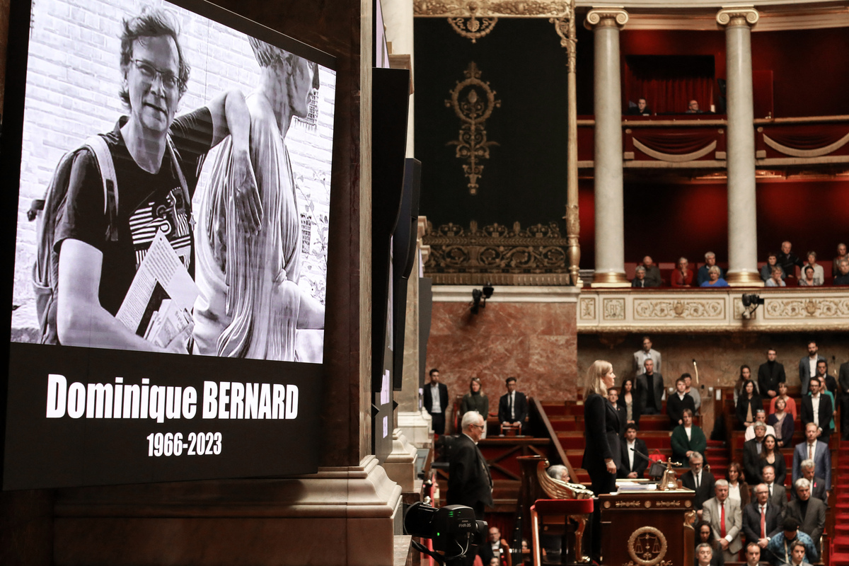 Attentat d’Arras : la femme et les trois filles de Dominique Bernard dignes dans la douleur, ce que l’on sait d’elles