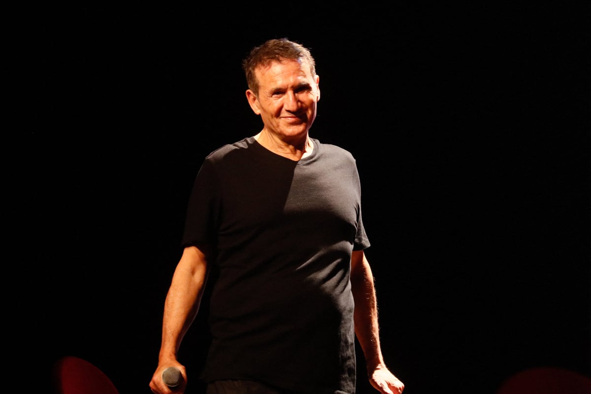 “Mort avec ma main dans la sienne” : Dove Attia revient sur le drame qui a coûté la vie à un homme pendant l’un de ses spectacles