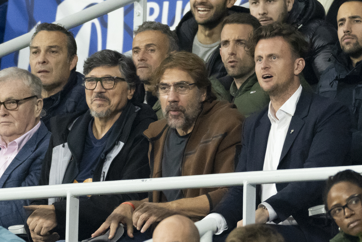 Javier Bardem, Nicolas Canteloup en famille… Les people s’éclatent au Stade de France devant la démonstration des All Blacks