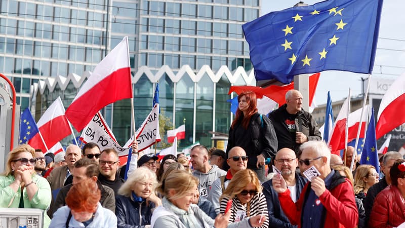 Pologne: l’opposition rassemble des “centaines de milliers” de personnes à Varsovie
