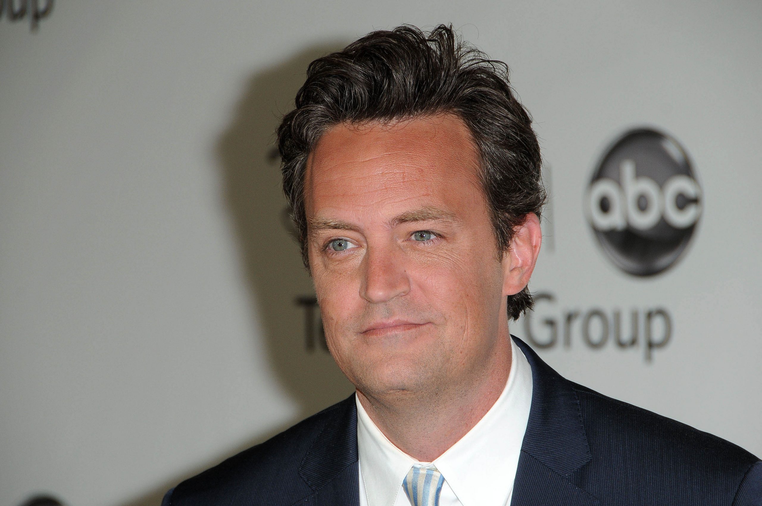 Mort de Matthew Perry : brisée, son ex-fiancée sort du silence et évoque leur “relation compliquée”