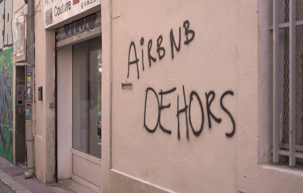 Marseille : Des anti-Airbnb placardent les visages des propriétaires sur les murs
