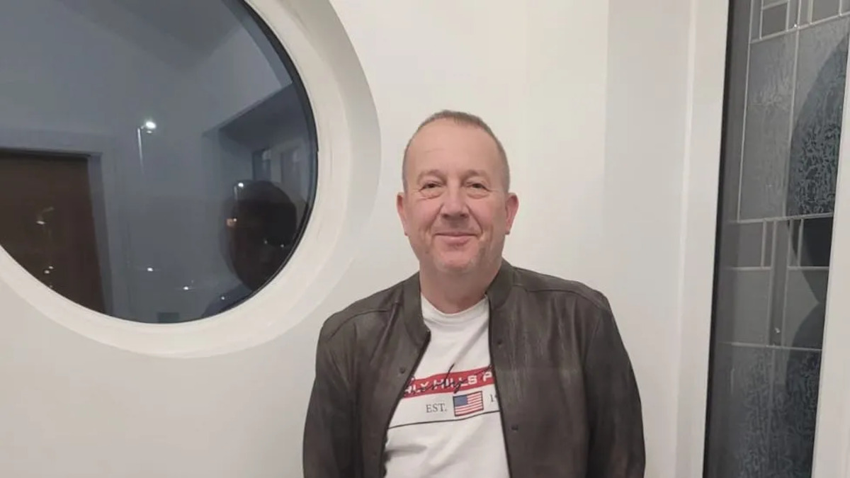 Il pense souffrir du gros orteil à cause de ses sandales, ce qu'il découvre est dégoûtant et à peine croyable