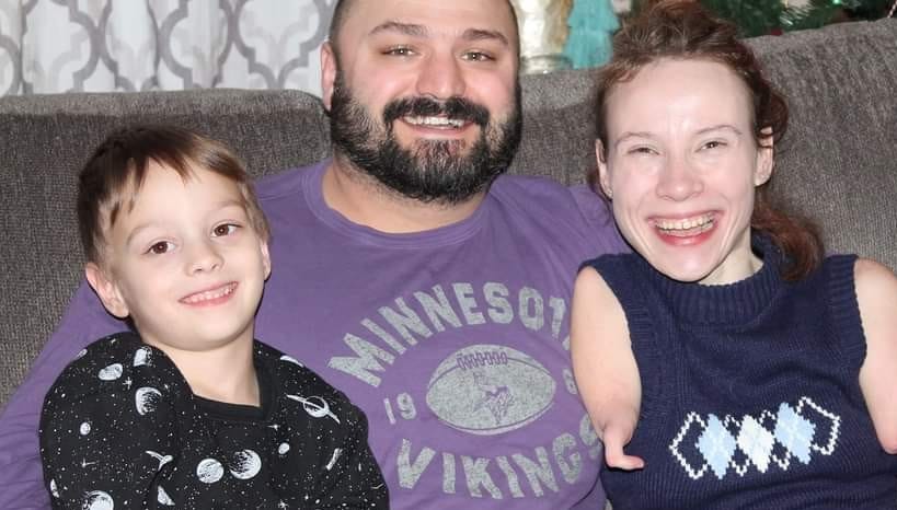 TÉMOIGNAGE. “Née sans bras et abandonnée dans un orphelinat, on me dit que je ressemble à un T-Rex”