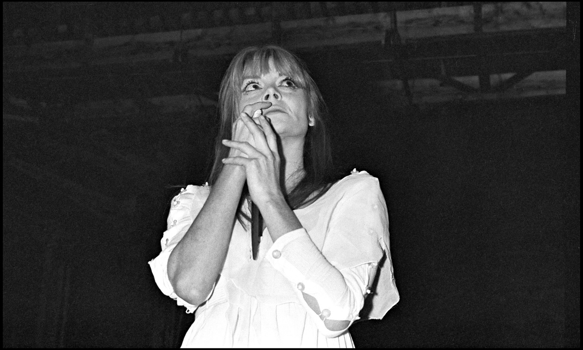 Obsèques de Françoise Dorléac : Catherine Deneuve discrètement accompagnée à l’enterrement de sa sœur