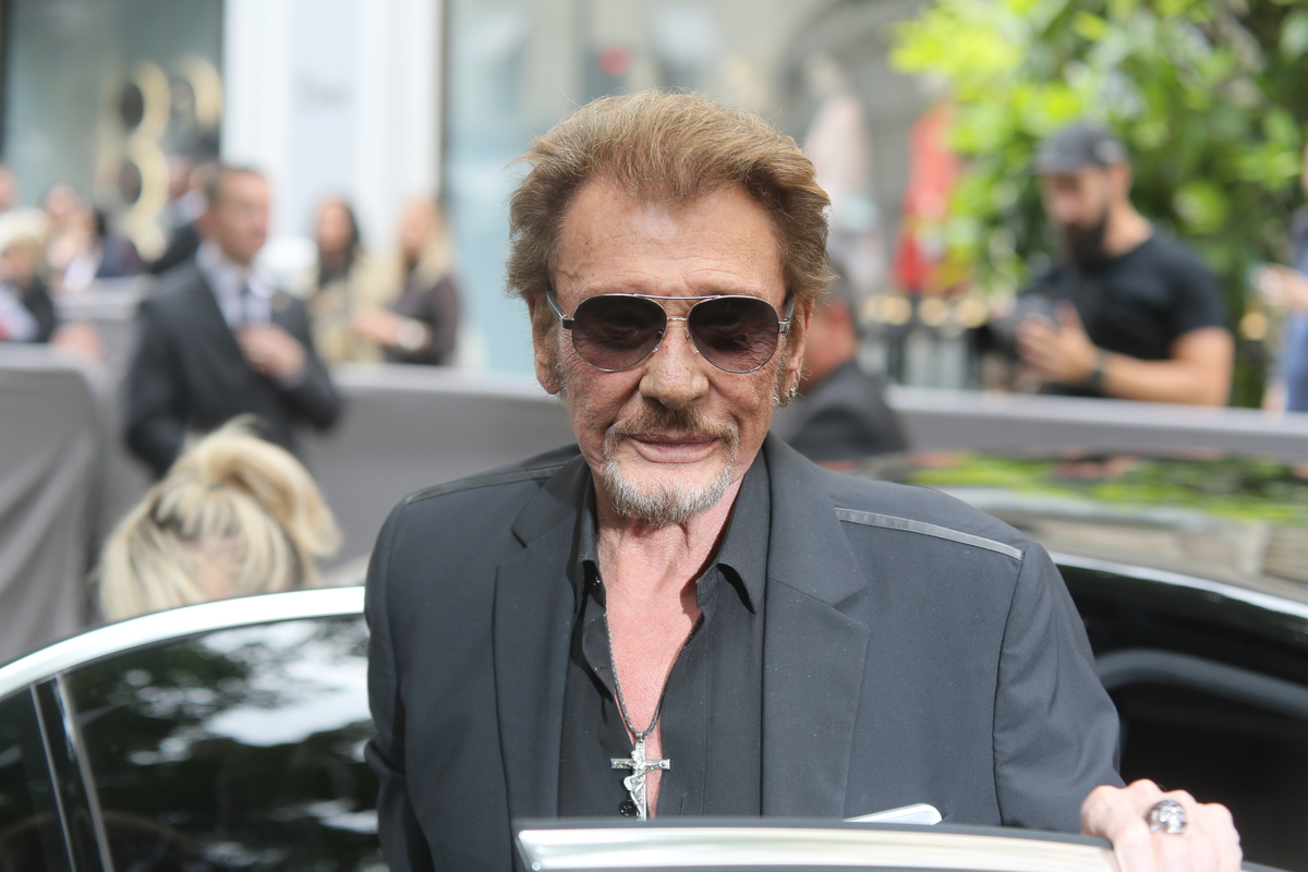 Johnny Hallyday : “il en a pris un peu plus”, sa folle nuit sous substances avec un célèbre chanteur