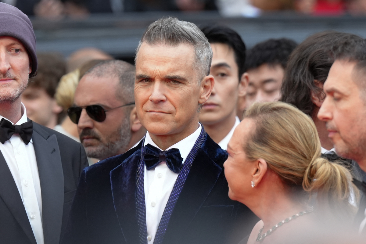 “Se couper les poignets comme je l’ai fait” : Robbie Williams révèle avoir fait une tentative de suicide