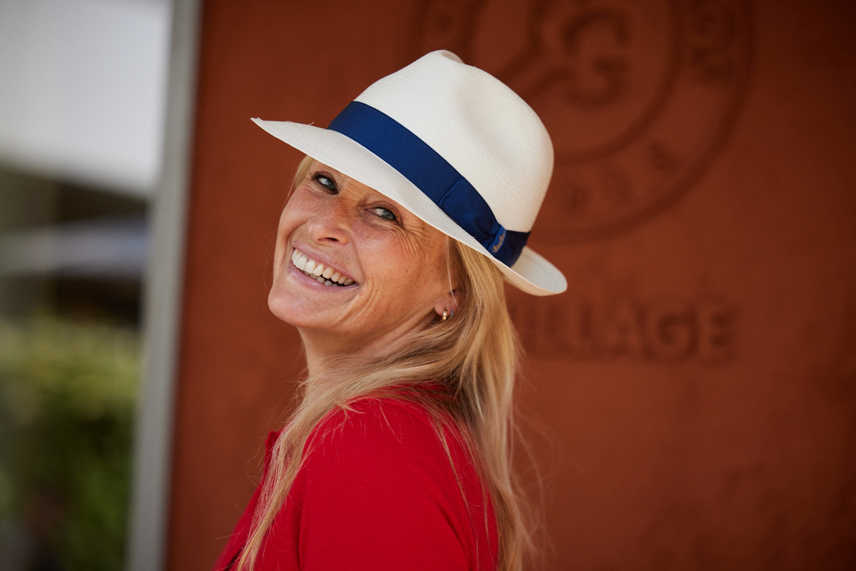 Estelle Lefébure : son astuce make up anti-âge insoupçonnable pour cacher ses rides après 50 ans