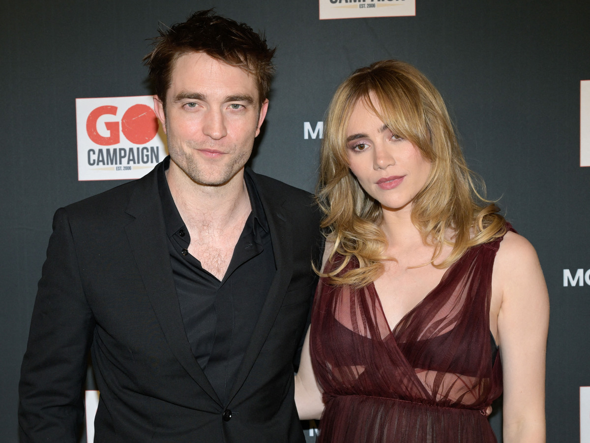 Robert Pattinson et Suki Waterhouse bientôt parents : l’arrivée prochaine de leur premier enfant confirmée sur scène