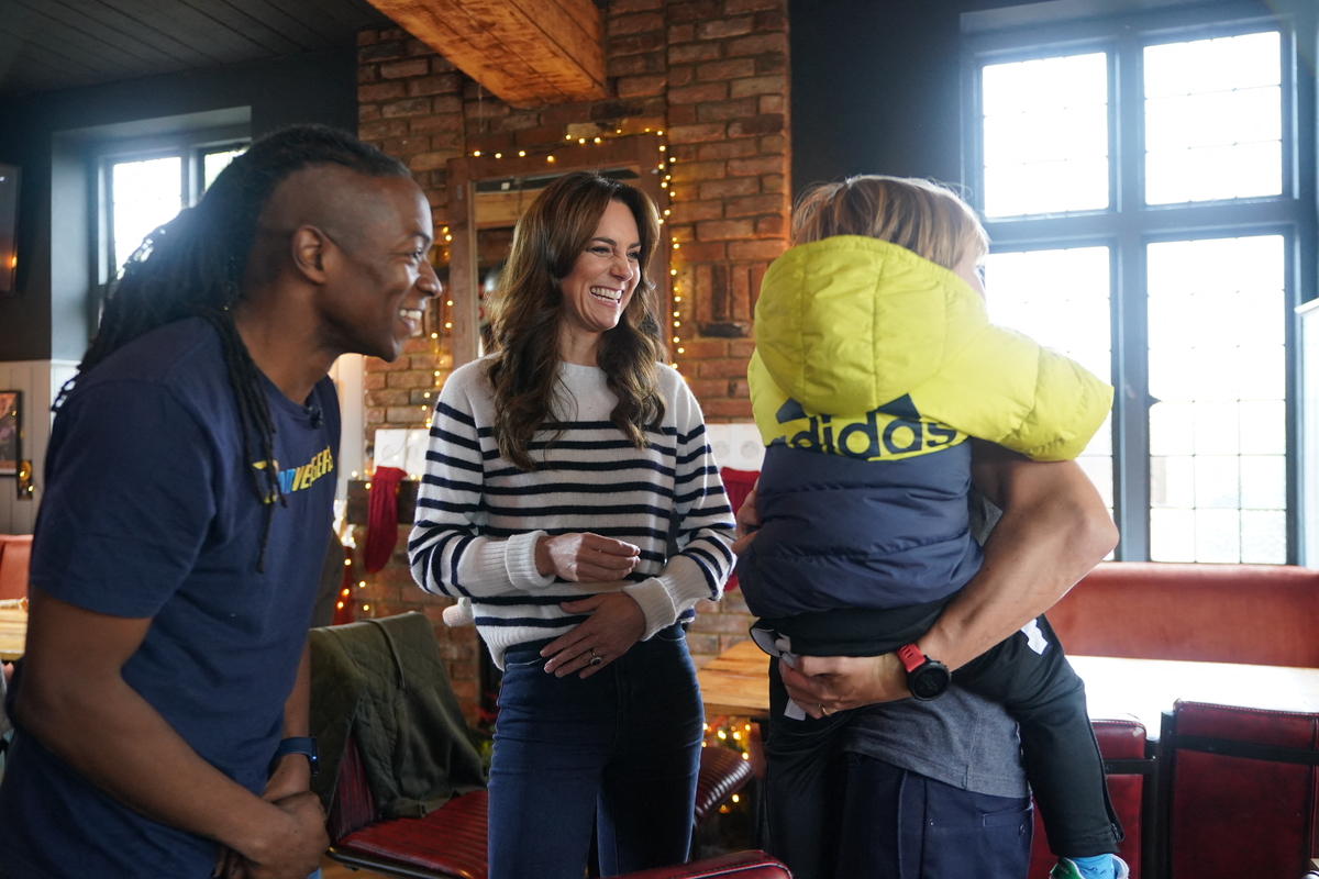 Kate Middleton : pull marine et jean, la princesse se la joue décontractée pour une sortie entourée d’hommes