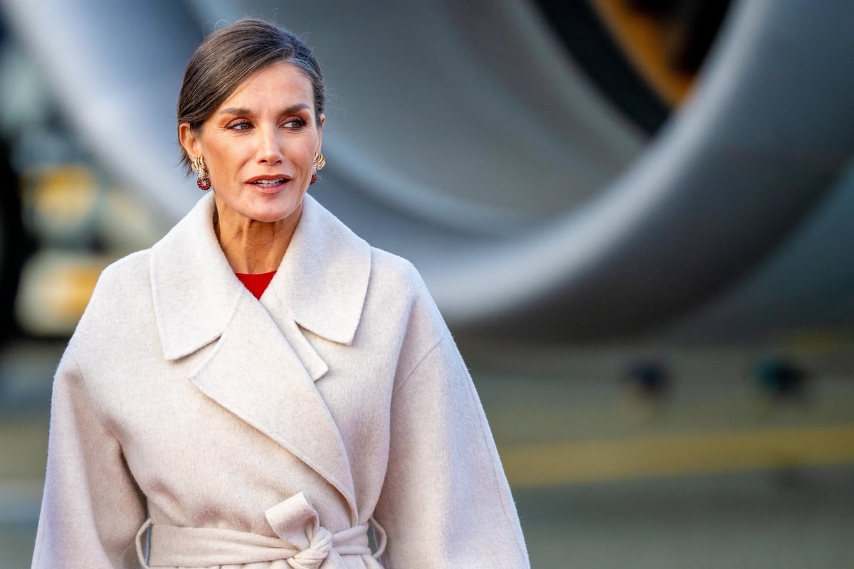 Letizia d’Espagne : diadème, décolleté, blazer fluo, robe midi… Ses plus beaux looks au Danemark (Photos)