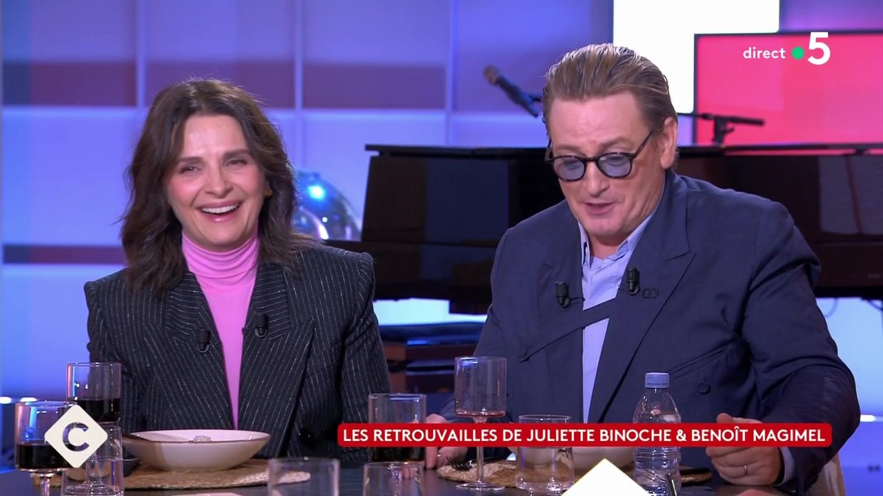 “Je l’admire” : baisers, mots tendres… Juliette Binoche et Benoît Magimel plus complices que jamais dans C à vous