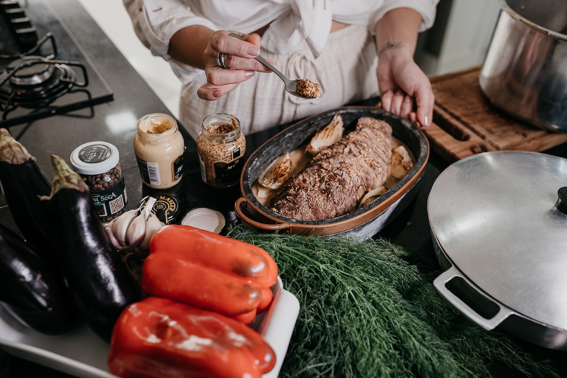 Son boeuf aux champignons tue trois de ses hôtes, et son mari l’aurait échappé belle