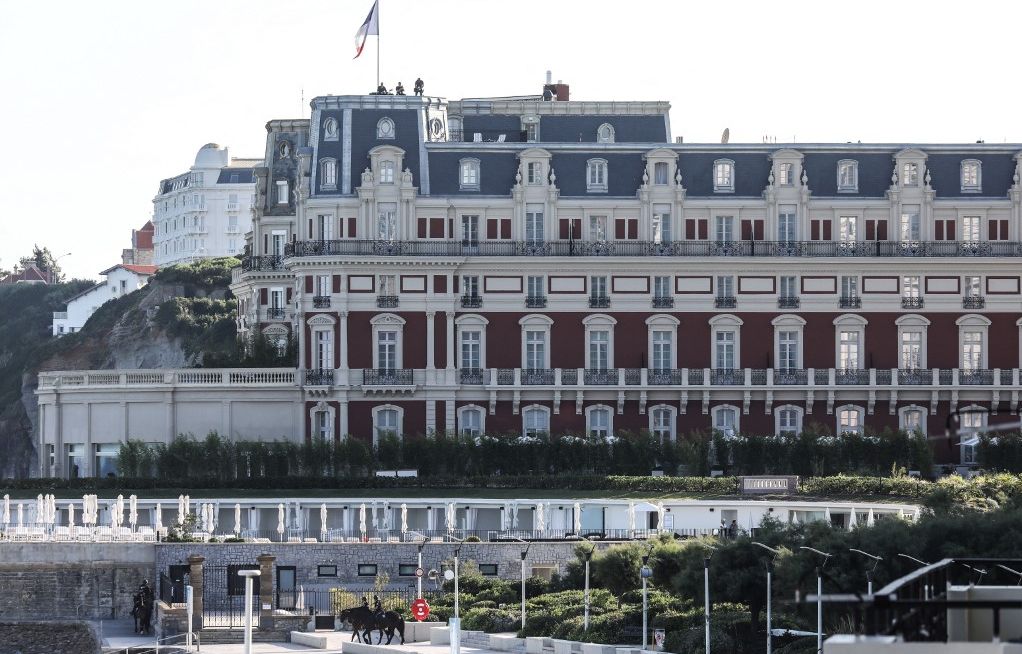 Pyrénées-Atlantiques : Un palace de Biarritz perd son chef étoilé après un présumé bizutage