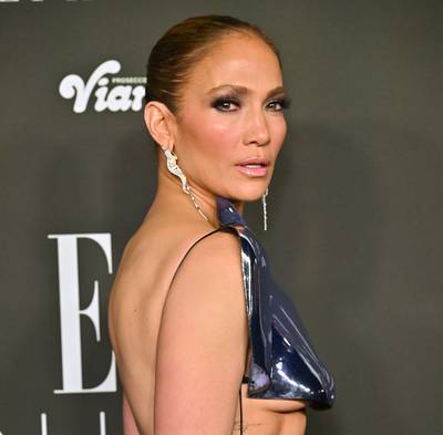 Jennifer Lopez impressionne avec sa tenue futuriste sur le tapis rouge