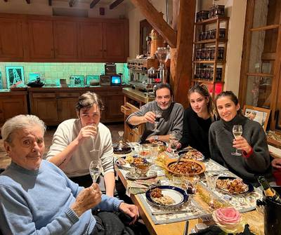 Alain Delon amaigri, mais souriant: l’acteur a passé Noël entouré de ses enfants et petits-enfants