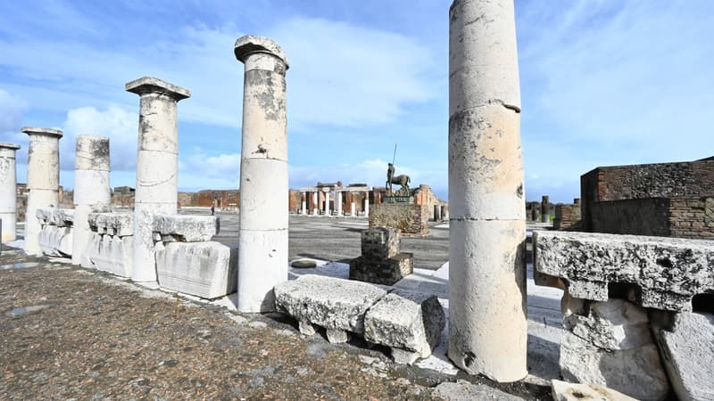 Une plaque de marbre dans le mur d’une maison belge authentifiée comme étant un vestige de Pompéi