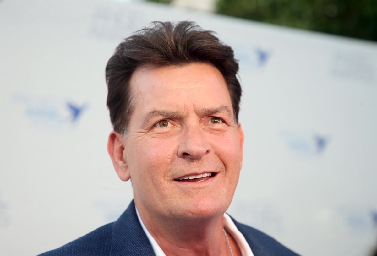 “Elle a tenté de l’étrangler” : Charlie Sheen violemment agressé chez lui par une femme