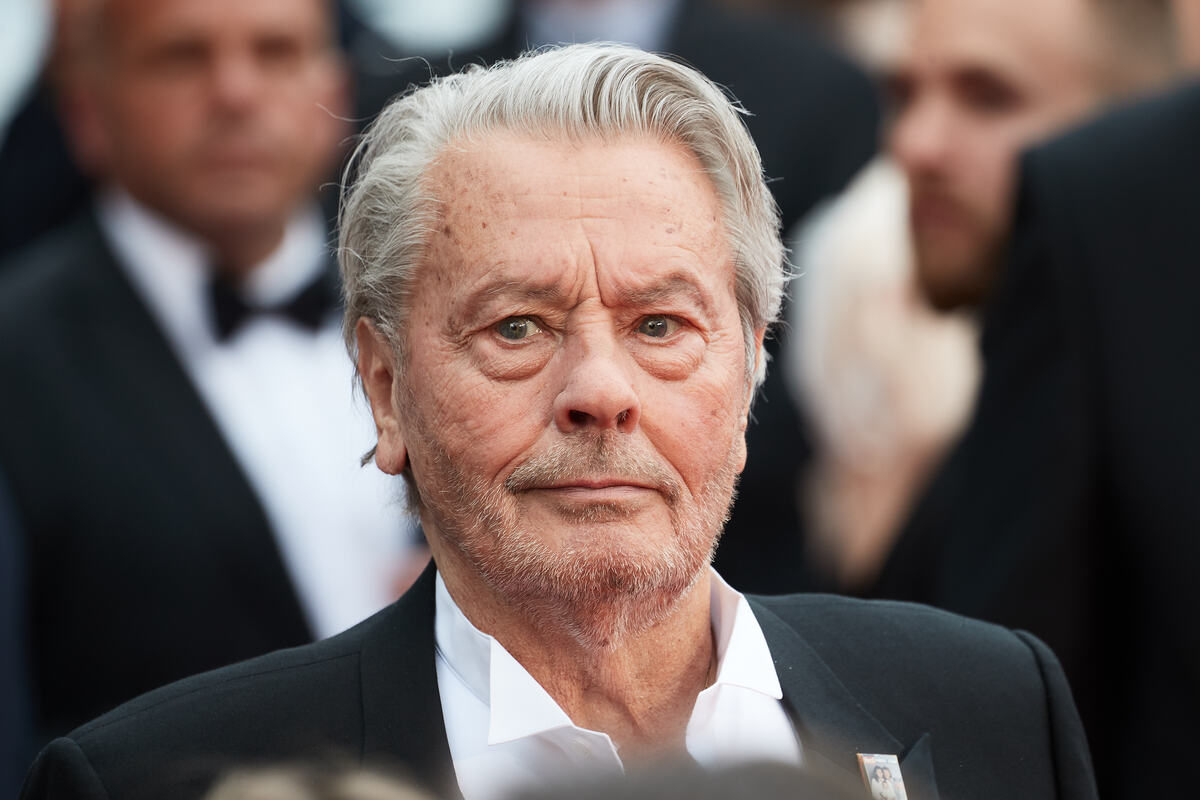 Alain Delon affaibli : de très rares clichés de l’acteur auprès de sa famille pour Noël dévoilés