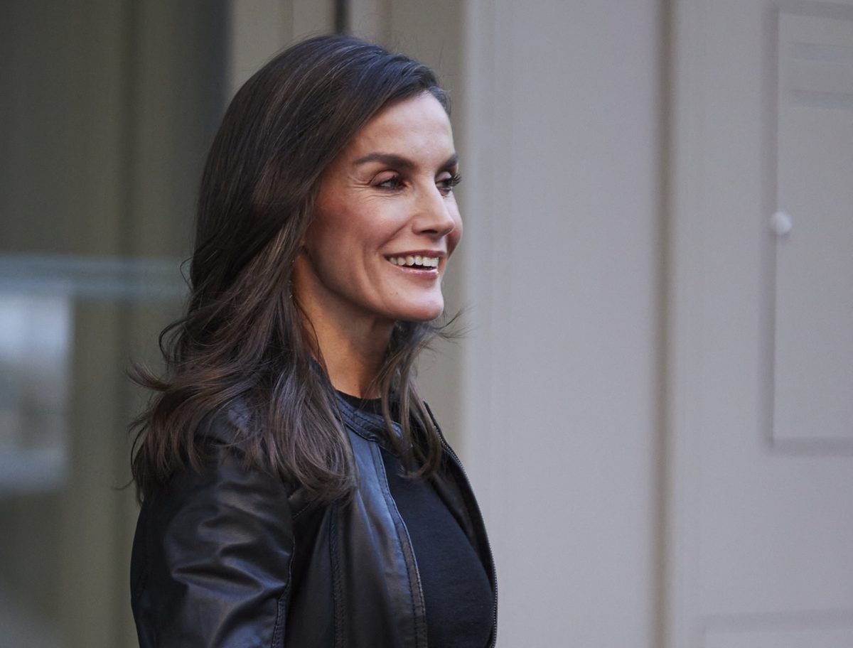 Letizia d’Espagne : la reine a rarement été aussi rock’n’roll en blouson de cuir et semelles impressionnantes