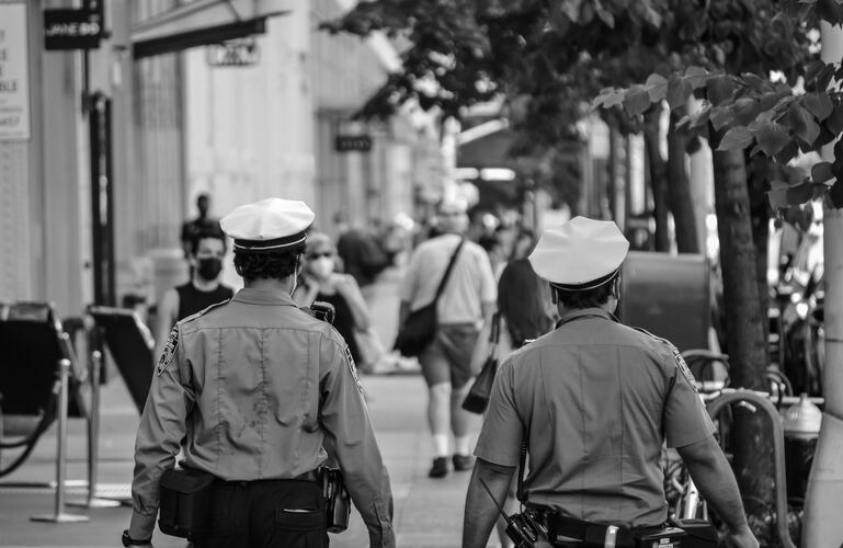 Non content d’avoir poignardé à mort trois personnes, il espère doubler la mise en prenant la fuite