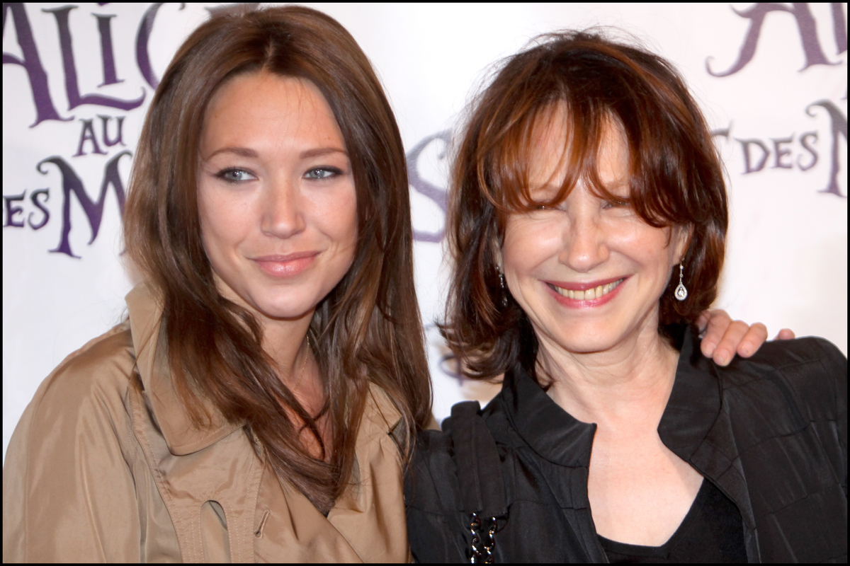 Laura Smet : loin des polémiques, elle dévoile un rare cliché pour Noël avec sa mère Nathalie Baye