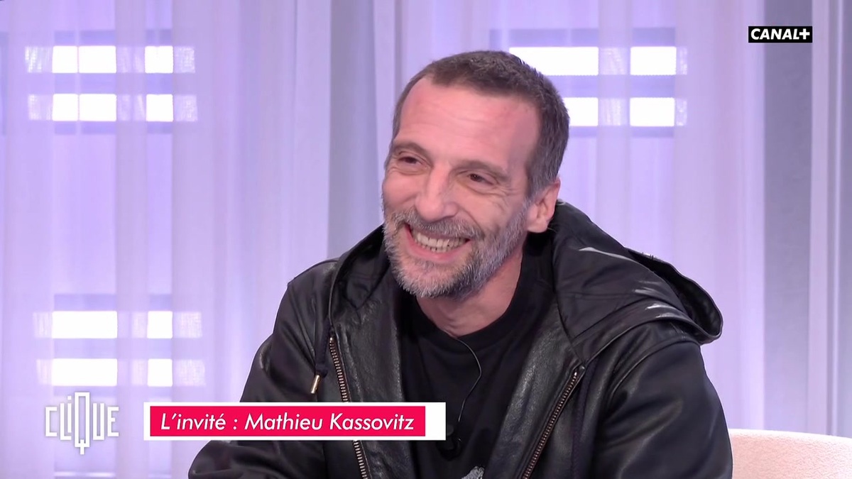 “J’ai failli perdre mon pied” : Mathieu Kassovitz fait sa première apparition depuis son grave accident de moto