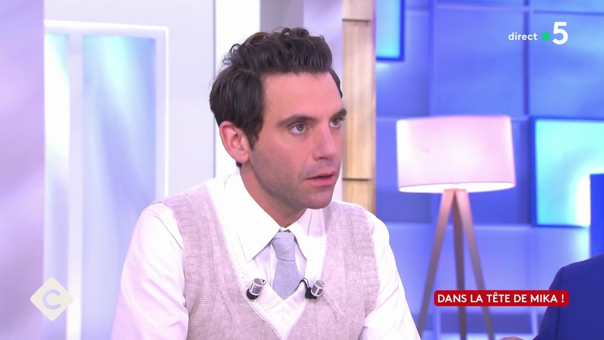 “Une sorte couple à trois” : Mika sans filtre sur sa relation avec son chéri Andy