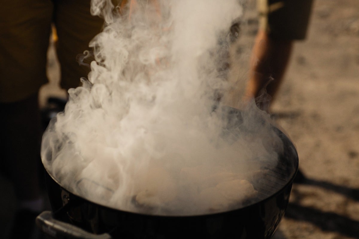 Il creuse un trou avec ses amis pour un barbecue sur la plage sans se douter que cela lui coûtera la vie