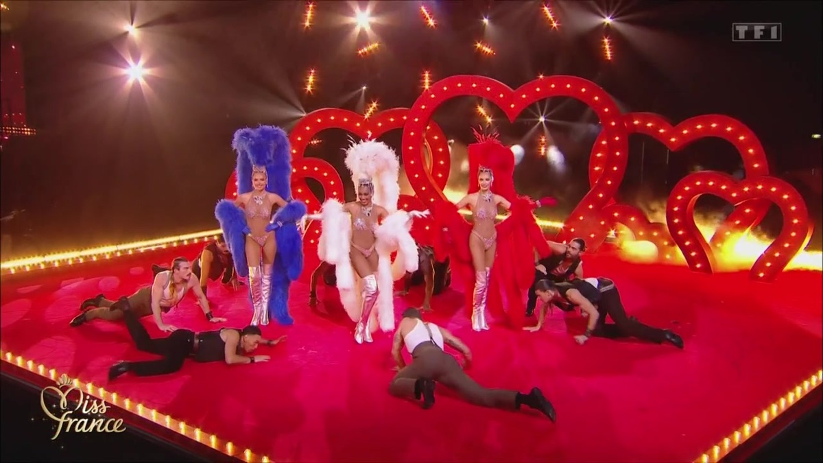 Miss France 2024 : Amandine Petit, Clémence Botino, Maëva Coucke se la jouent meneuses de revue de luxe