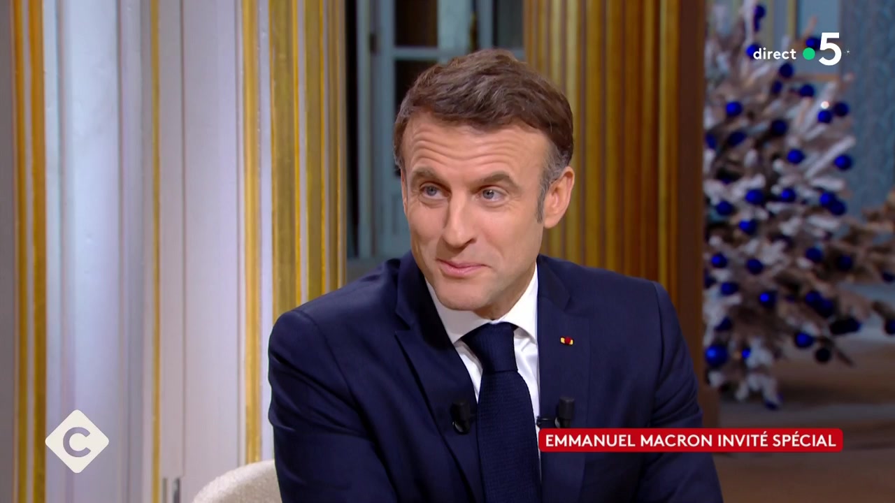 “Vous avez bien failli…” : le retard d’Emmanuel Macron perturbe C à vous, petite remontrance d’entrée de jeu