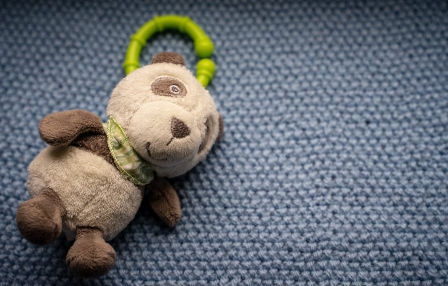 Après dix heures aux urgences et de simples antidouleurs, ce bébé est mort chez lui