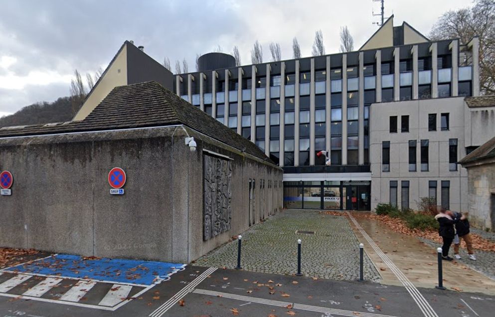 Le commissariat de Besançon évacué en urgence après un feu de matelas volontaire, deux policiers et un détenu blessés