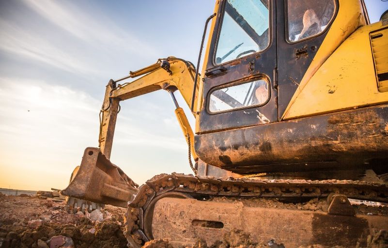 Ille-et-Vilaine : Deux hommes arrêtés pour avoir dégradé par deux fois un collège avec une tractopelle