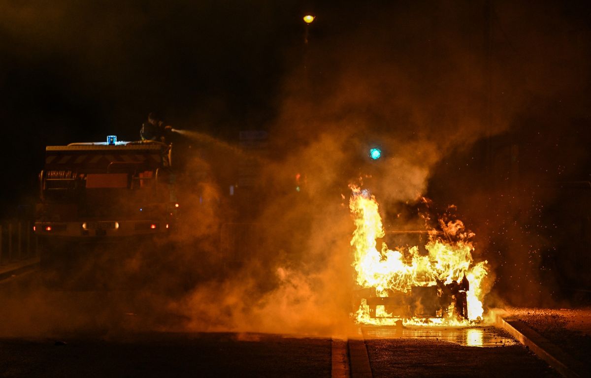 Saint-Brieuc : Une femme percutée par une voiture fantôme dévalant la pente en flammes