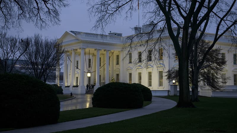 États-Unis: la clôture de la Maison Blanche percutée par un véhicule, un suspect arrêté