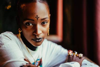 Lous and The Yakuza révèle être atteinte de sclérose en plaques: “Je me suis réveillée paralysée de mes deux jambes”