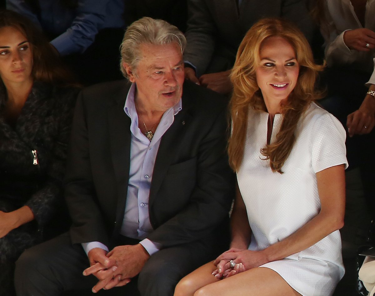 Alain Delon : la réaction lourde de sens de la mère d’Alain-Fabien et Anouchka sur la triste guerre qu’ils se livrent