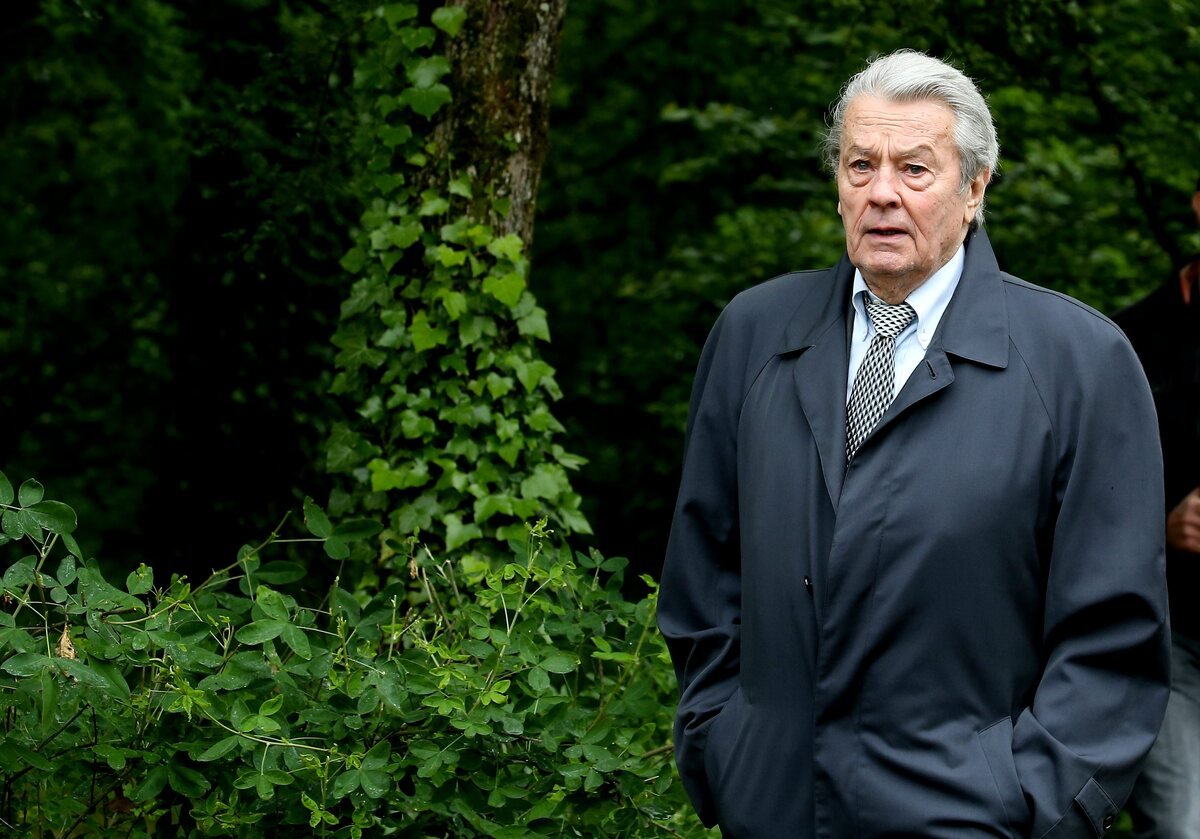 “Causer le décès prématuré de Monsieur Alain Delon” : le signalement de son avocat fait l’effet d’une bombe