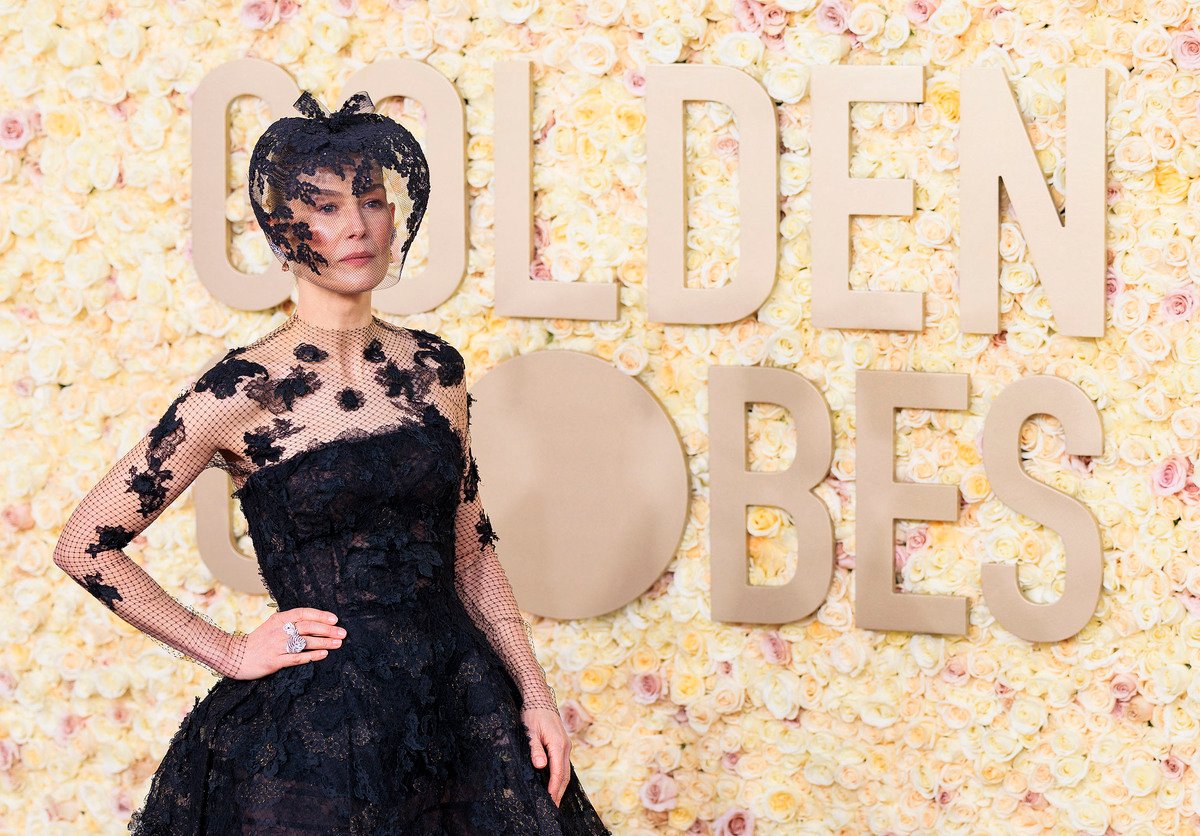 Rosamund Pike défigurée au ski : cet accessoire phare sur le tapis rouge des Golden Globes pas choisi au hasard