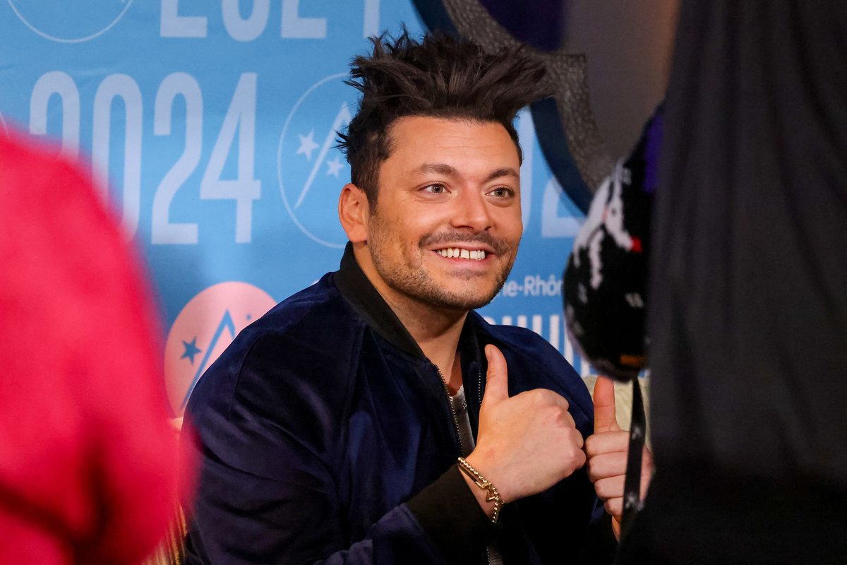 Kev Adams opéré en urgence : pansement et air fatigué, son apparition rassurante