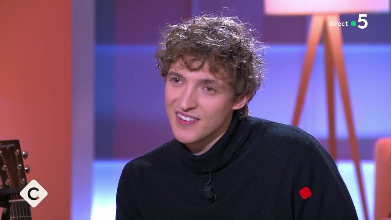 “Il suffit de pas grand chose” : Aliocha Schneider évoque sa forte complicité avec sa belle-soeur Virginie Efira