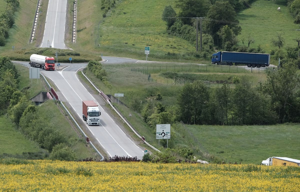 Manifestations des agriculteurs : En voulant éviter un barrage, un camion reste bloqué au bord d’un ravin