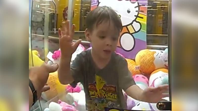 Australie: un enfant de 3 ans entre dans une machine à pince remplie de peluches “Hello Kitty”