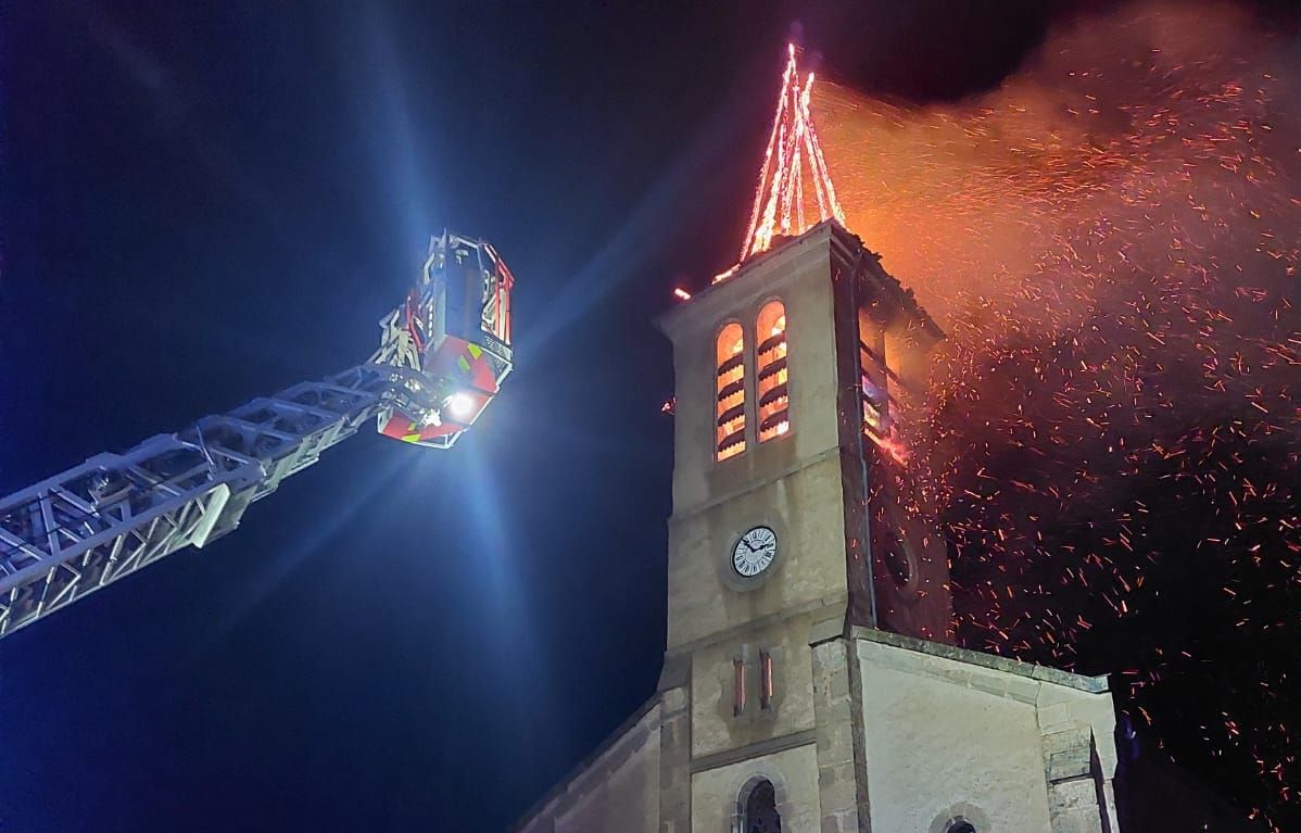 Aveyron : La foudre frappe le clocher à Veyrau, l’église s’embrase